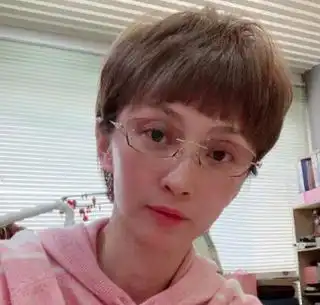 许亚军晒儿子打高尔夫球视频,小12岁娇妻短发年轻漂亮
