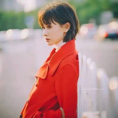 马思纯利落短发,时髦穿搭就是你的初秋选衣范本
