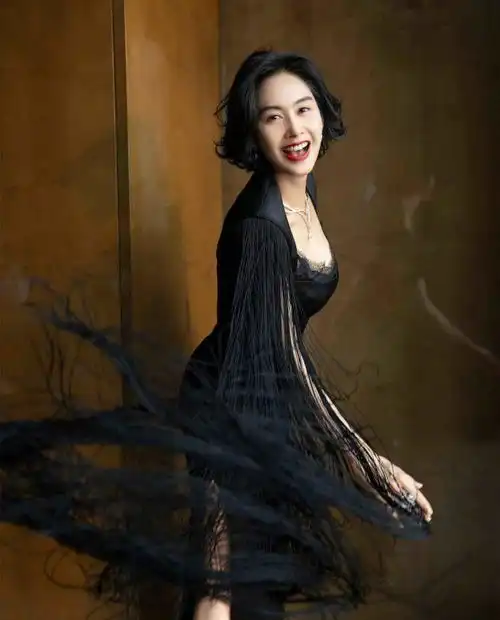 49岁朱茵风采依旧,白色羽绒服内配网纱裙,精致细腻女神范十足
