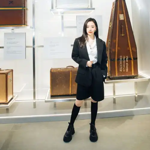 辣妈孙怡出席活动,穿西装内搭抹胸够大胆,裤腿粗如水桶走路拉风
