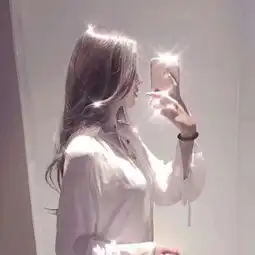 手机遮脸女生看手机的头像
