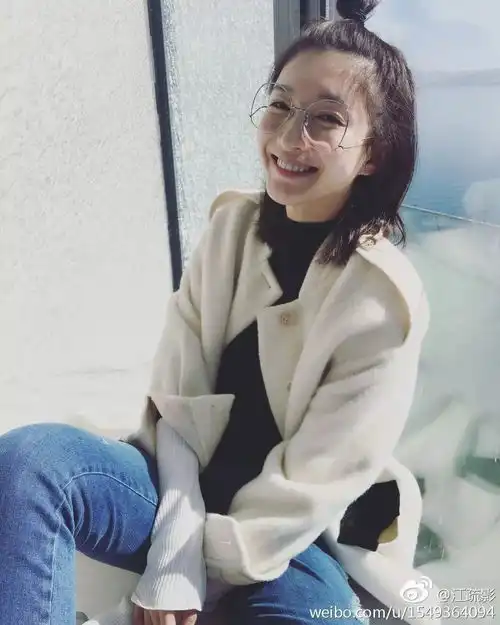 杨幂倪妮都爱眼镜妆夏日气质吸睛超时髦
