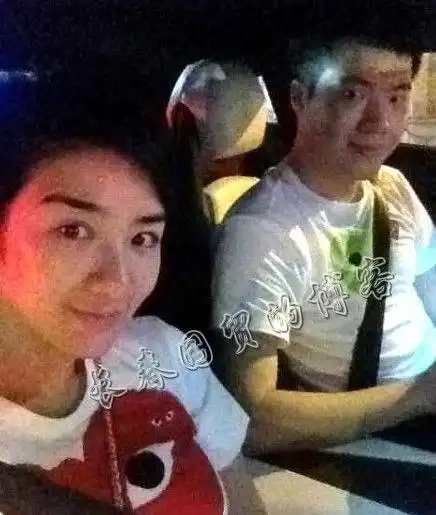 黄奕绯闻男友错发两人合影一分钟立马删除
