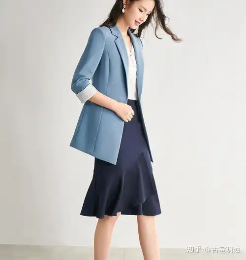 个子矮的女生适合穿西服吗
