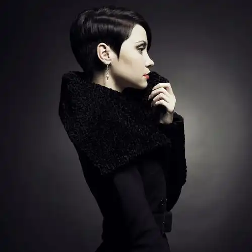 唯美帅气短发女人
