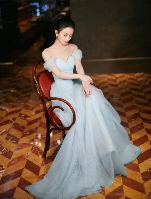 有种性感叫赵丽颖少女背,穿小黑裙优雅十足,身材纤瘦不像生过娃
