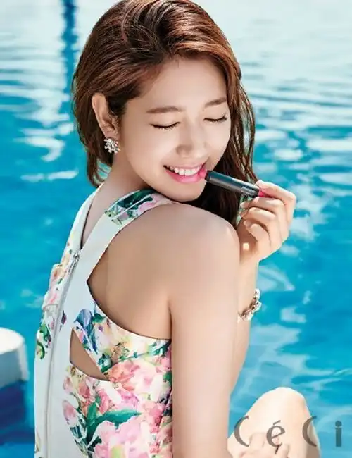 朴信惠拍摄夏日大片沙滩美照惹人爱
