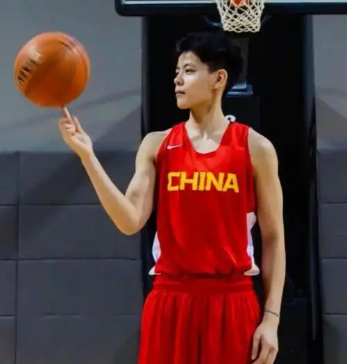 这对篮球姐妹花火了长发甜美短发酷帅,这届奥运会太养眼
