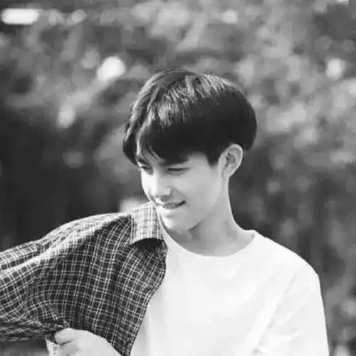 今日份头像躺着,会看见星空呢
