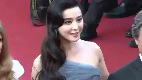 范冰冰与李晨分手前已经怀孕小区大妈晒监控小腹凸起明显
