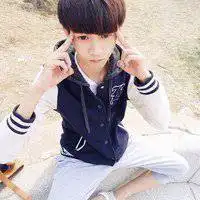 男生穿白衬衫只露半张脸的情侣头像
