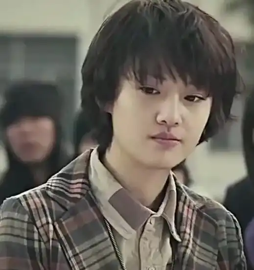 郑爽罕见男装照曝光,软萌又不失少年感,网友撕漫男本尊
