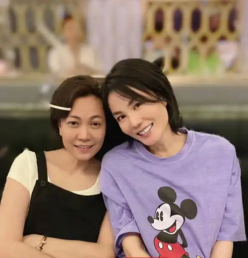 50岁王菲一点也不显老,为女儿李嫣过生日,容光焕发似少女
