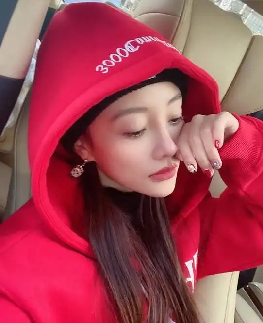 李小璐走出阴霾营业变勤快,穿红色卫衣比心摆pose,心情大好
