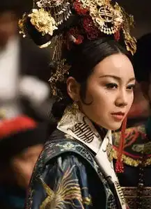 她是荧幕上的寡妇专业户,如今45岁独身养女,却美得风情万种
