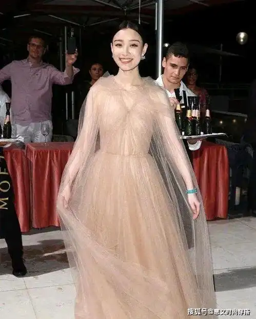 被陈瑶美到了,身穿杏色连衣纱裙,气质清新淡雅又不乏时尚感
