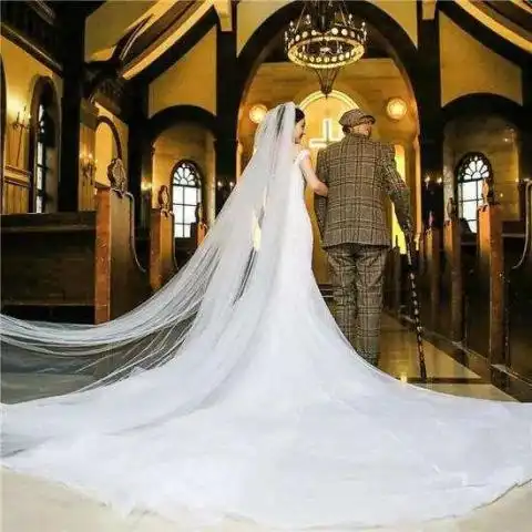 25岁正妹和87岁高龄男子拍婚纱照,网友却给他们都点赞
