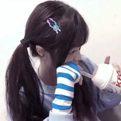 手拿手机拍照挡脸女生头像,可爱女生手遮脸
