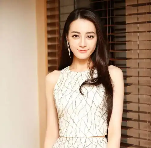 法越馨发的迪丽热巴迪丽热巴这发际线,白蝴蝶线下活动生图,又解锁了新的高定

