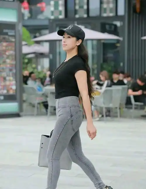 丰润柔美的打底裤美女,容易让人挑花眼,霸气十足
