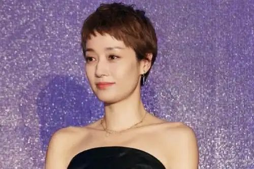 马伊琍换新的造型走机场,超短发造型美得俏皮,让人眼前一亮
