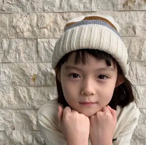 请问这个小女孩叫什么名字
