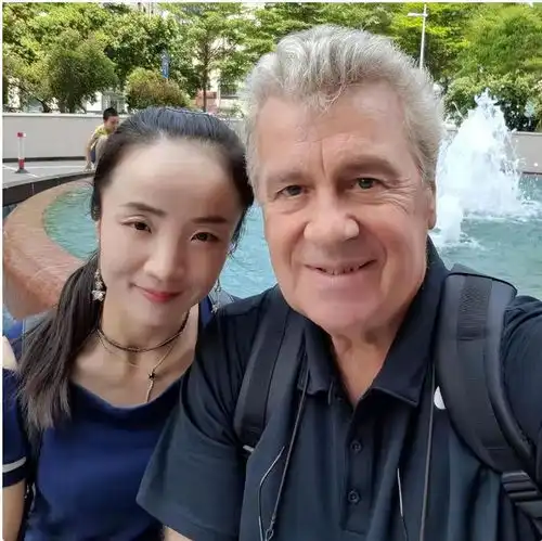 和男友相恋7年无果,80后美女远嫁70岁英国老头,如今成人生赢家
