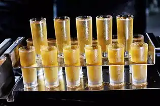 夜,微醺,于广州贰麻酒馆的万种风情
