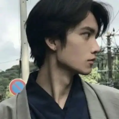 成熟低调有内涵男头帅气图片
