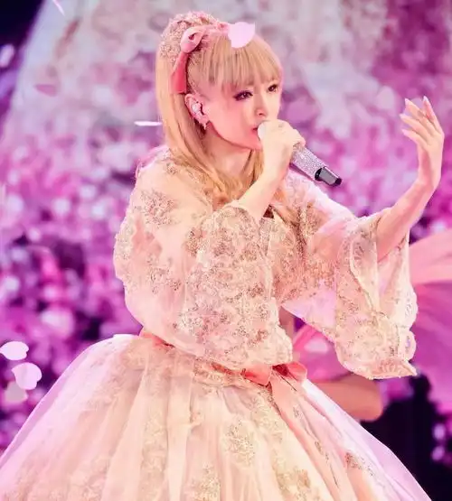 43岁滨崎步一袭坠地蓬蓬裙华丽,大秀蚂蚁腰,俩娃妈仍是人间芭比
