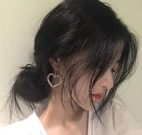 伤感忧郁的气质女生头像
