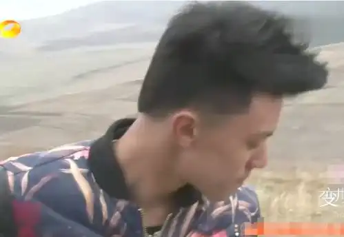 变形记王晨正,农村丫头和爷爷相继去世,他千里奔丧泪如雨下
