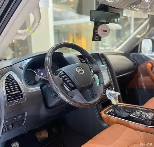 日产终于走心了新款途乐实拍,v8自吸四驱,黑色外观更霸气
