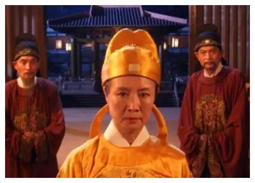 武则天退位,百官庆祝,唯有一人痛哭,一年后才知,庆祝的都死了
