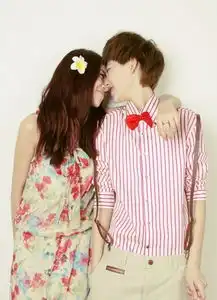 有爱的情侣qq皮肤大图在你身后的是我一辈子的骄傲
