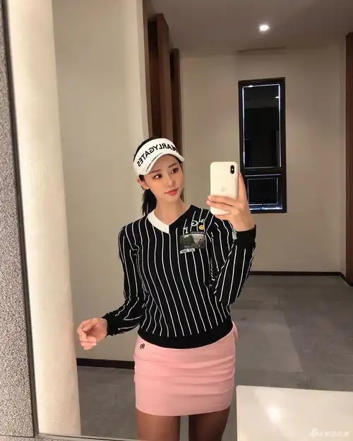 模特美女爱打高尔夫人美球技佳
