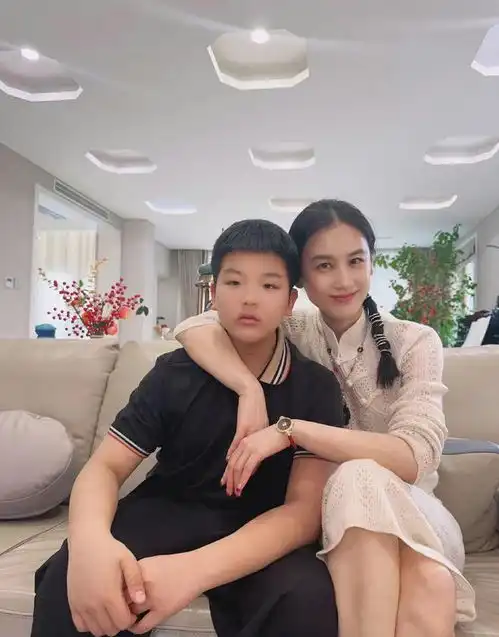 黄圣依素颜露面状态超好12岁安迪近状瘦好多
