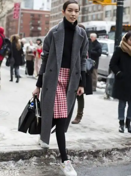 黑色高领毛衣怎么搭配混搭出时髦着装
