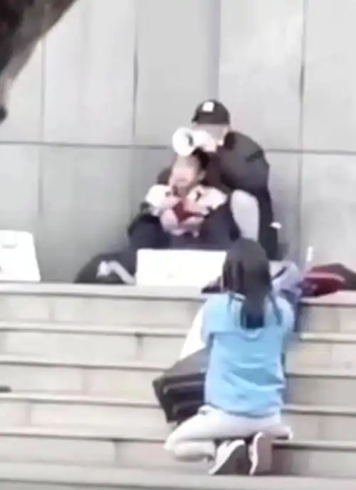 女记者直面劫持者,致敬每一个勇敢善良的个体
