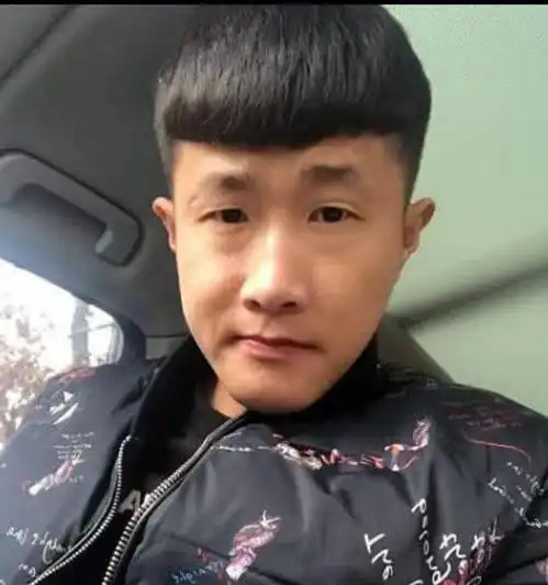 全网公认的4大虚伪网红,水泥妹装穷,蛇哥装死,他用水装汗
