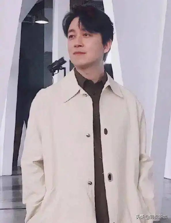 潘粤明减肥成功,与男友人同框,穿花衬衫帅气比耶
