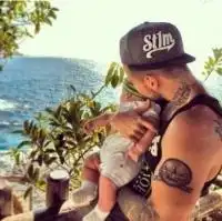 qq头像爱小孩的男人才够帅男生霸气
