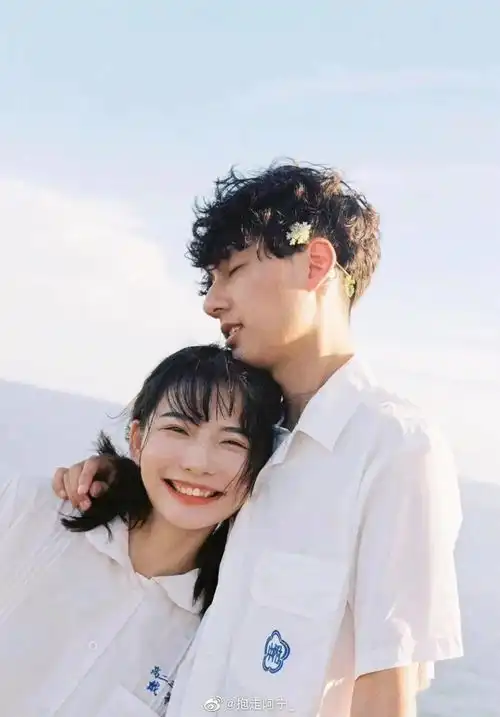 日系情侣照,就是要这样快快乐乐地拍啊

