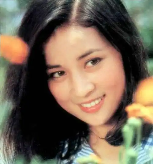 64岁成龙表白林凤娇,庆祝结婚36年,周杰伦粉丝听到后都沸腾了
