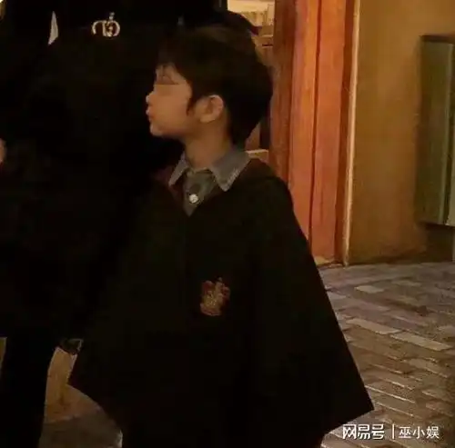 baby带儿子游迪士尼小海绵模样呆萌,五官帅过黄晓明
