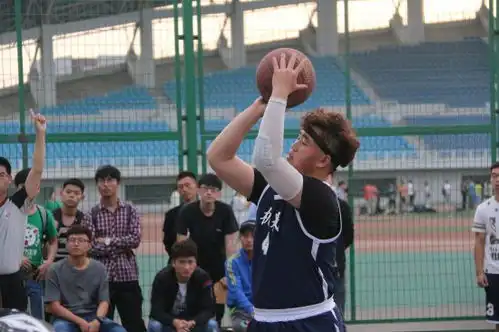 夕阳下肆意挥洒青春,球场上昂扬创造辉煌记男子甲级篮球赛我院对战输变电学院
