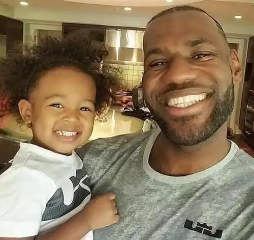 jr史密斯詹姆斯经常抢他小女儿的甜品吃我还在等待湖人电话
