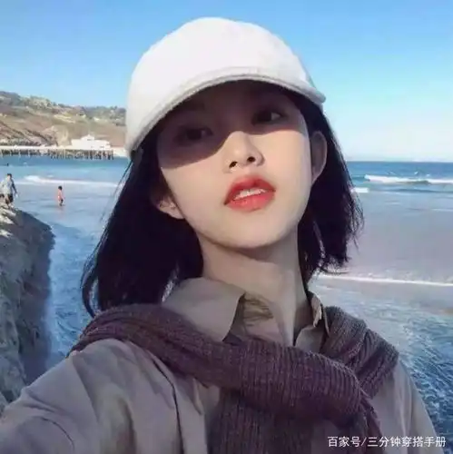 短发女生秋天怎么戴帽子发尾做点小改变,造型娇俏又时髦
