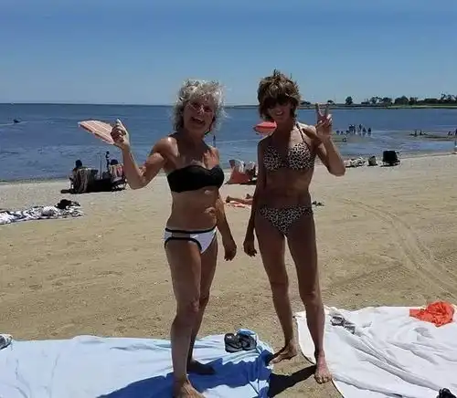 50岁重180斤体弱气喘,70岁重90斤她扛150斤风度翩翩
