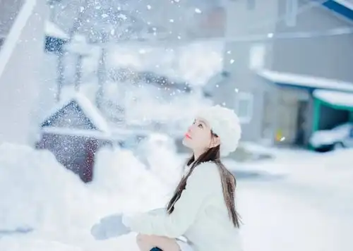 白皙美女,雪地唯美写真,画面动人
